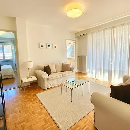 Near The And Center ! Lausana